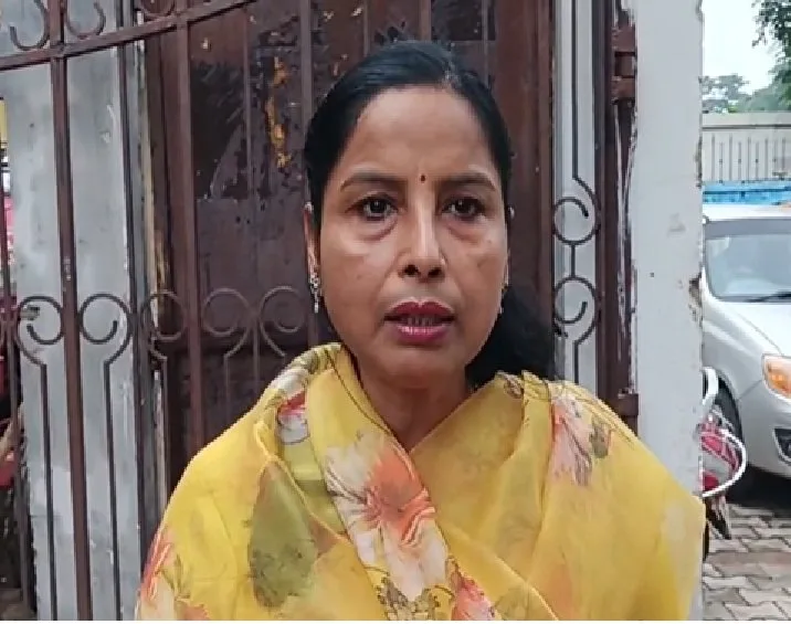 आदित्यपुर सफाई व्यवस्था पर पार्षद नीतू शर्मा का बड़ा हमला, निगम कार्यालय पर प्रदर्शन